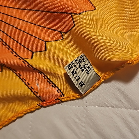 Burberry Scarf . - Picture 13 of 16